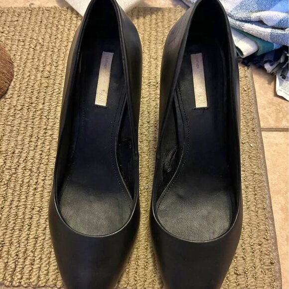 This is a pair of black pointed-toe mid-heel pumps. - Picture 1 of 3